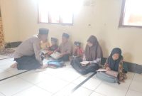 Bhabinkamtibmas Polsek Cibuaya Polres Karawang Mengajar Mengaji Anak-anak di Desa Binaan 
