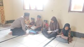 Bhabinkamtibmas Polsek Cibuaya Polres Karawang Mengajar Mengaji Anak-anak di Desa Binaan 