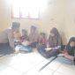 Bhabinkamtibmas Polsek Cibuaya Polres Karawang Mengajar Mengaji Anak-anak di Desa Binaan 
