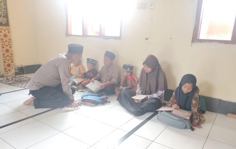 Bhabinkamtibmas Polsek Cibuaya Polres Karawang Mengajar Mengaji Anak-anak di Desa Binaan 