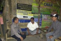 Bhabinkamtibmas Polsek Tirtajaya Polres Karawang Ngobrol bareng dengan Masyarakat Dimalam Hari