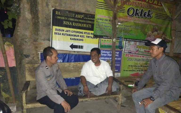 Bhabinkamtibmas Polsek Tirtajaya Polres Karawang  Ngobrol bareng dengan Masyarakat Dimalam Hari