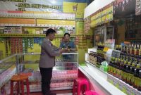 Patroli Polsek Tirtajaya Polres Karawang Gelar Razia Miras Oplosan