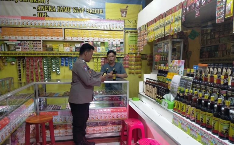 Patroli Polsek Tirtajaya Polres Karawang Gelar Razia Miras Oplosan
