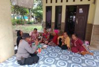 Bhabinkamtibmas Desa Pangulah Utara Aipda Saparno mendengarkan aspirasi masyarakat melalui program Jumat Curhat di wilayah