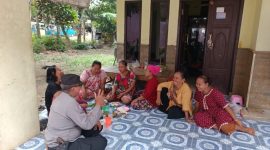 Bhabinkamtibmas Desa Pangulah Utara Aipda Saparno mendengarkan aspirasi masyarakat melalui program Jumat Curhat di wilayah