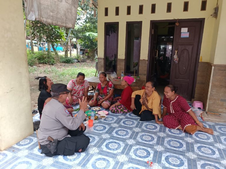 Bhabinkamtibmas Desa Pangulah Utara Aipda Saparno mendengarkan aspirasi masyarakat melalui program Jumat Curhat di wilayah