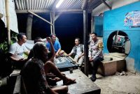 Bhabinkamtibmas Polsek Klari Polres Karawang di Pos Ronda Bersama Warga