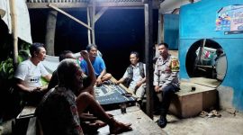 Bhabinkamtibmas Polsek Klari Polres Karawang di Pos Ronda Bersama Warga
