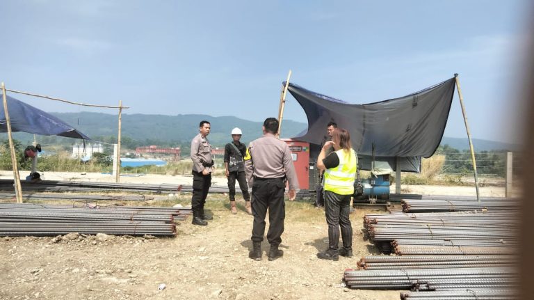 Personil Polsek Klari Polres Karawang Lakukan Pengamanan Proyek KCJB Di DK 60