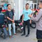 Polsek Pakisjaya Polres Karawang Antisipasi Gangguan Kamtibmas 3C di Parkiran Alfamart Pakisjaya 