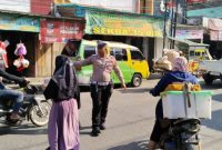 Polsek Wanaraja Polres Garut Giat Gatur Pagi di Depan Pasar