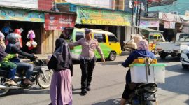 Polsek Wanaraja Polres Garut Giat Gatur Pagi di Depan Pasar