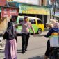 Polsek Wanaraja Polres Garut Giat Gatur Pagi di Depan Pasar