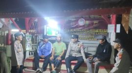 Anggota Patroli Polsek Pedes Polres Karawang Sambang Pos Kamling Desa Karangjaya