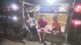 Patroli Malam Personal Polsek Telagasari Polres Karawang Sambangi Linmas di Pos Ronda