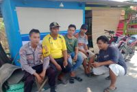 Duet Bhabinkamtibmas Polsek Batujaya Polres Karawang Saat Sambangi Warga Batujaya