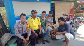 Duet Bhabinkamtibmas Polsek Batujaya Polres Karawang Saat Sambangi Warga Batujaya