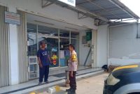Anggota Patroli Prekat Polsek Batujaya Polres Karawang Tinjau Minimarket di Desa Telukbango