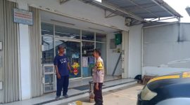Anggota Patroli Prekat Polsek Batujaya Polres Karawang Tinjau Minimarket di Desa Telukbango