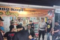 Polsek Rawamerta Polres Karawang Sambang Warga di Warung Kopi