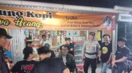 Polsek Rawamerta Polres Karawang Sambang Warga di Warung Kopi