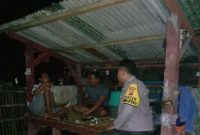 Ngawangkong Anggota Bhabinkamtibmas Polsek Cibuaya Polres Karawang Melaksanakan Pembinaan Giat Pos Kamling 