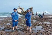 Satpolairud Polres Garut Monitoring Pembongkaran Kapal Terdampar