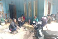 Warga Desa Sukakarya Sampaikan Curhatannya Kepada Polisi RW Polsek Banyuresmi Polres Garut