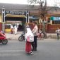 Polsek Tarogong Kaler Polres Garut Bantu Sebrangkan Anak Sekolah