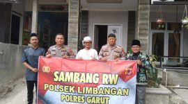 Warga Desa Cirapuhan Sambut Hangat Kunjungan Bhabinkamtibmas Polsek Limbangan Polres Garut