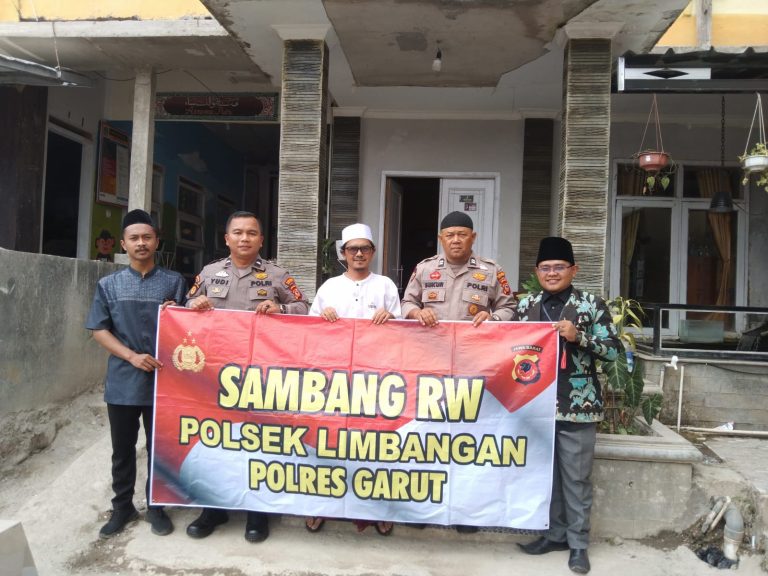 Warga Desa Cirapuhan Sambut Hangat Kunjungan Bhabinkamtibmas Polsek Limbangan Polres Garut