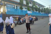 Polsek Cibatu Polres Garut Pengaturan Rawan Pagi Arus Lalu Lintas Di Depan SMPN 1 Cibatu