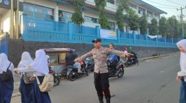 Polsek Cibatu Polres Garut Pengaturan Rawan Pagi Arus Lalu Lintas Di Depan SMPN 1 Cibatu