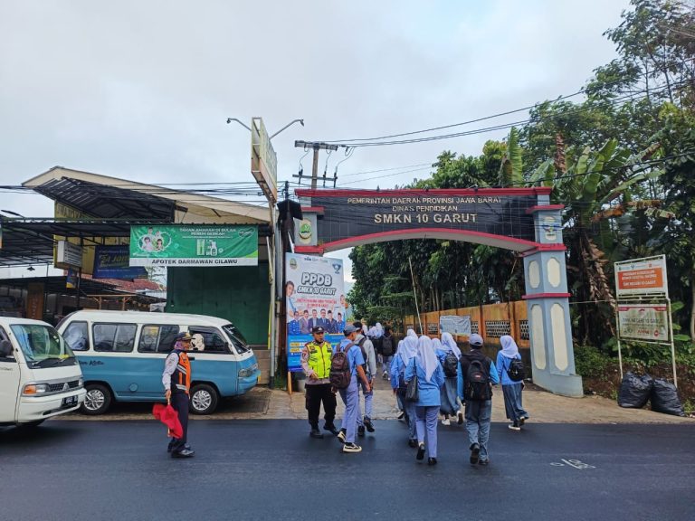 Polsek Cilawu Polres Garut Pastikan Keselamatan Anak-anak Sekolah