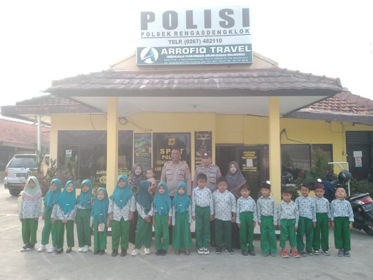 Kapolsek Rengasdengklok Polres Karawang Menerima Kunjungan Study Wisata Siswa - Siswi TK RA Sahadata'in Karyasari