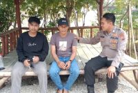 Anggota Polsek Tempuran Polres KLarawang Sambangi Tokoh Pemuda di Dusun Buer Pancakarya