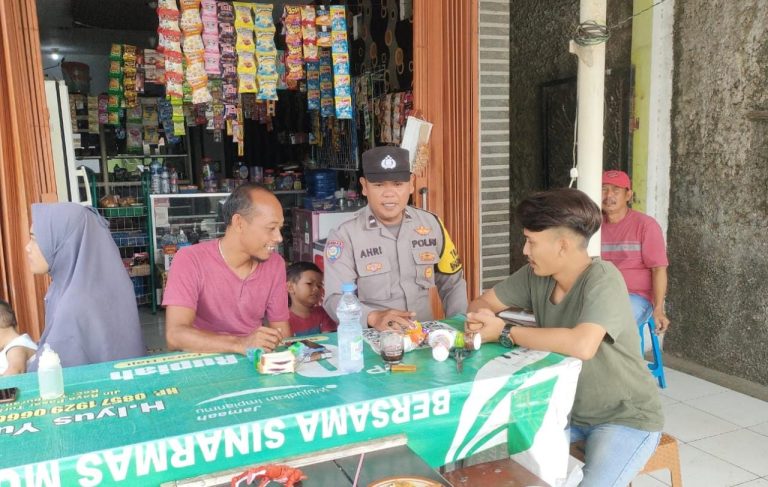 Sosialisasikan Program Polisi RW Bhabinkamtibmas Polsek Tempuran Polres Karawang Sambangi Rumah Warga