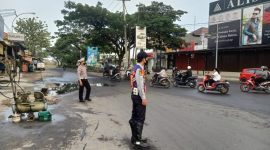 Polsek Telukjambe Timur Polres Karawang Bersama Dishub Urai Macet di Dua Lokasi