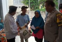 Bhabinkamtibmas Polsek Karawang Kota polres Karawang Awasi Penyaluran BPNT 