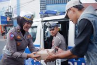 Satlantas Polres Garut Berbagi Jum'at Berkah Sekaligus Sosialisasi Tertib Lantas