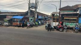 Unit Samapta Polsek Cisurupan Polres Garut Urai Kepadatan Lalu Lintas di Pasar Cisurupan