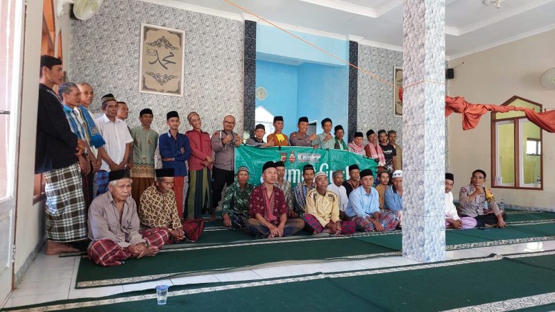 Jum’at Curhat Polsek Cikelet Polres Garut Bersama Masyarakat di Masjid Jami Al Wasilah Desa Karangsari