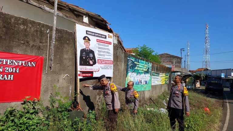 Polsek Cikelet Polres Garut Laksanakan Pemasangan Spanduk Himbauan Tentang Bahaya dan Pencegahan Tindak Pidana Perdagangan Orang