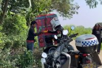 Keceriaan Saat Sat Lantas Polres Karawang Bagikan Makanan Siap Saji