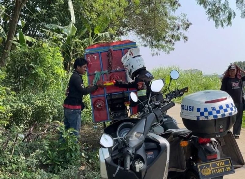 Keceriaan Saat Sat Lantas Polres Karawang Bagikan Makanan Siap Saji