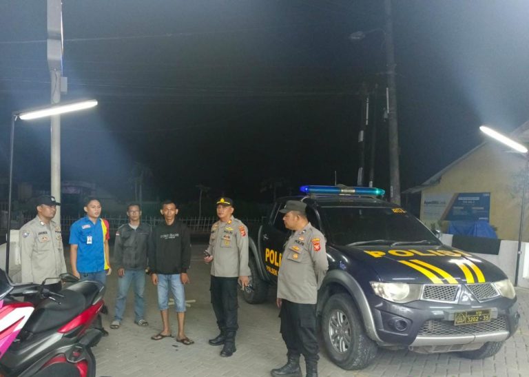 Kapolsek Pedes Polres Karawang Pimpin Anggota Laksanakan Patroli Dini Hari Cegah Kejahatan di Wilayah Hukum Polsek Pedes