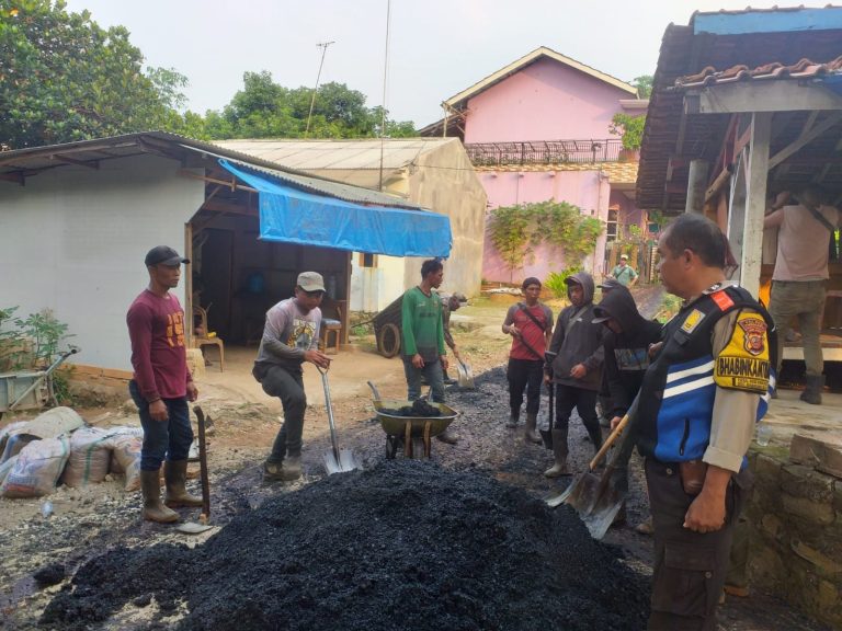 Bhabinkamtibmas Polsek Purwakarta Polres Purwakarta Membantu Warganya Kerja bakti Terciptanya Situasi Yang Kondusif
