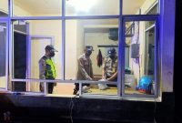 Pastikan Keamanan SPBU Anggota Polsek Maniis Polres Purwakarta Lakukan Patroli Malam Hari