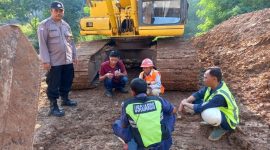 Polsek Jatiluhur Polres Purwakarta Himbau Warga Agar Tidak Beraktifitas di Sekitar Kereta Cepat Jakarta-Bandung (KCJB)